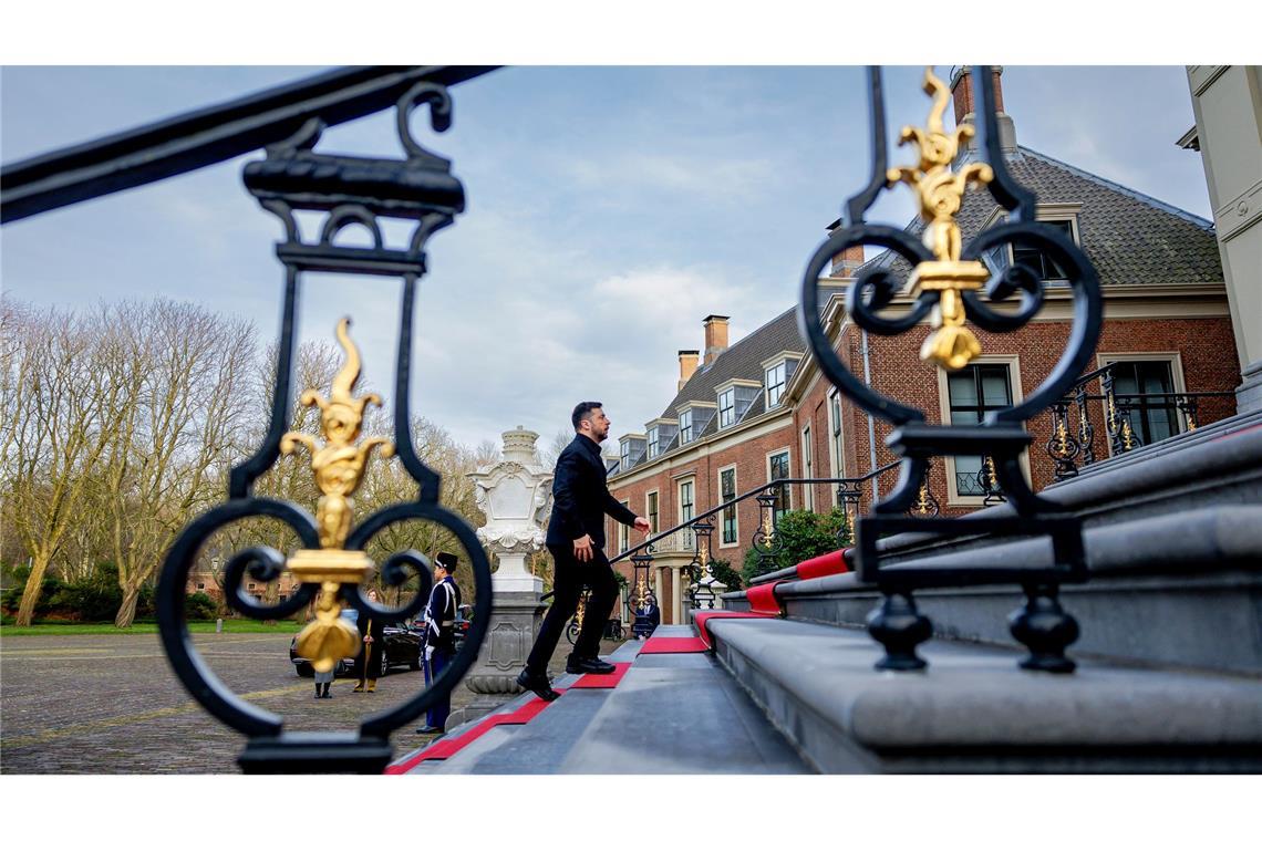Selenskyj schreitet die königlichen Treppen hoch