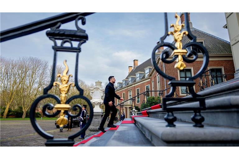 Selenskyj schreitet die königlichen Treppen hoch