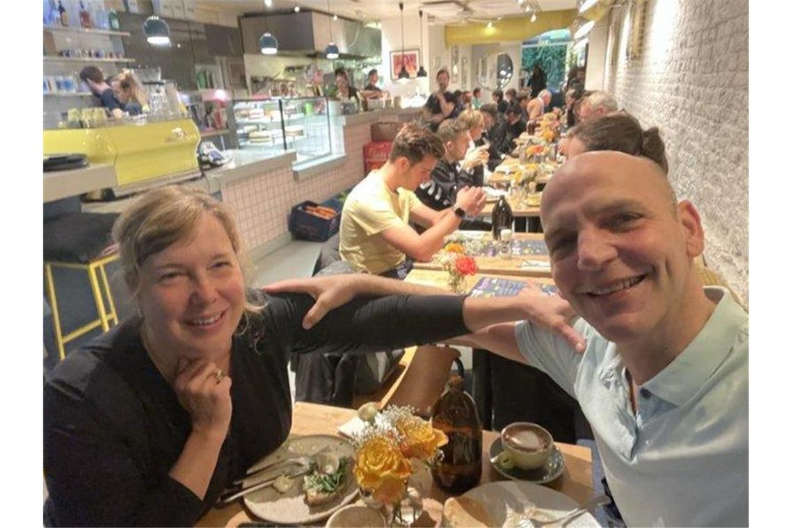 Selfie des Chemikers Benjamin List und seiner Frau Sabine List in einem Amsterdamer Restaurant im Urlaub, kurz nachdem sie die Nachricht von seinem Nobelpreis erhalten haben. Foto: Benjamin List/dpa