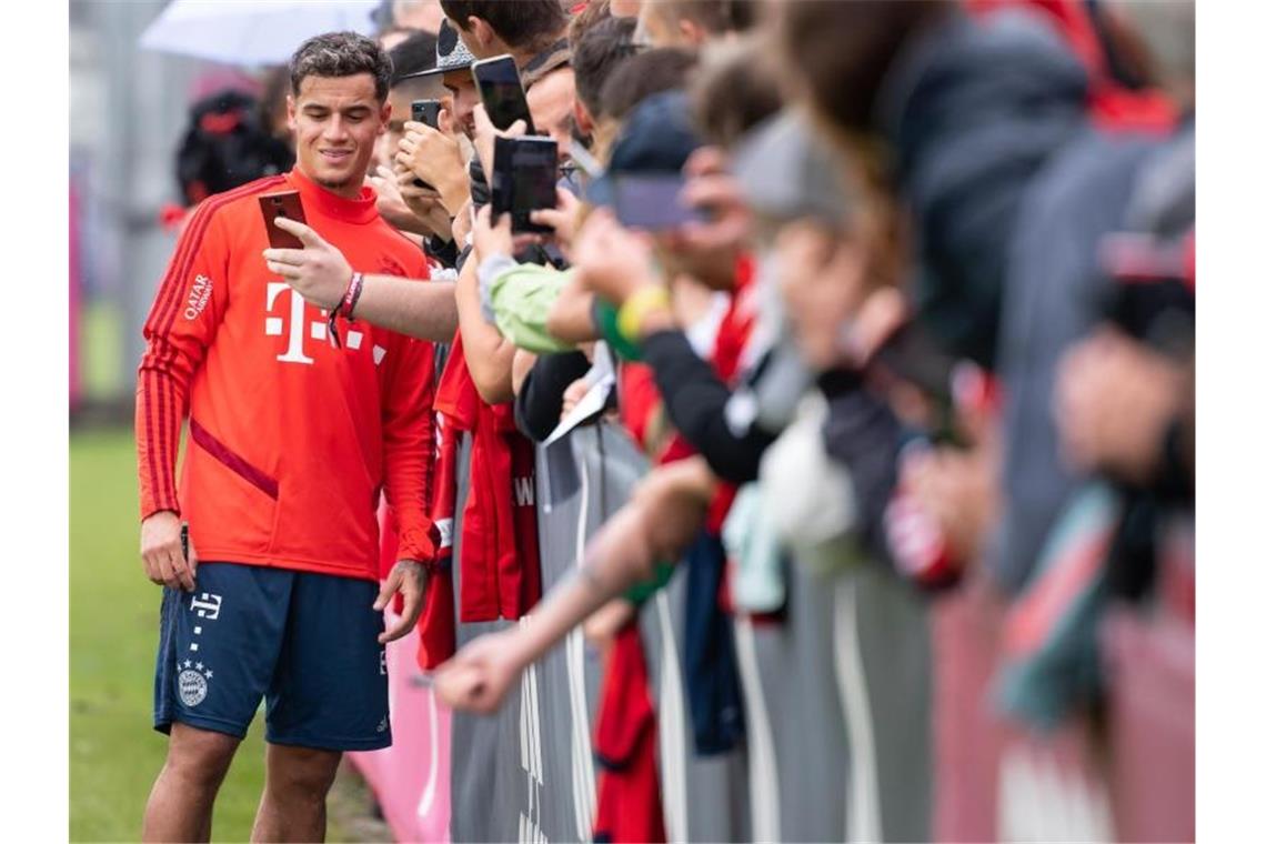 Kovac gefordert: Coutinho-Einbau unter Zeitdruck Selfie mit den Bayern-Fans: Neuzugang Philippe Coutinho. Foto: Sven Hoppe