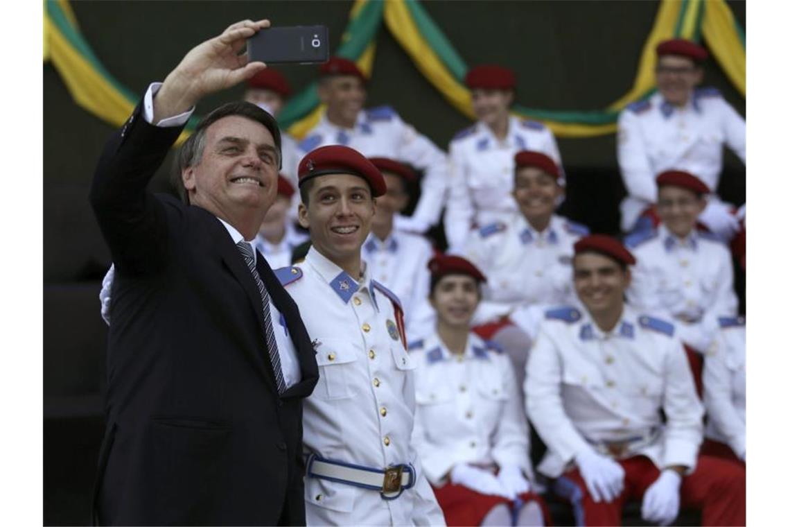 Selfie mit Soldaten: Brasiliens Präsident Jair Bolsonaro setzt im Kampf gegen die schweren Waldbrände am Amazonas jetzt das Militär ein. Foto: Eraldo Peres/AP