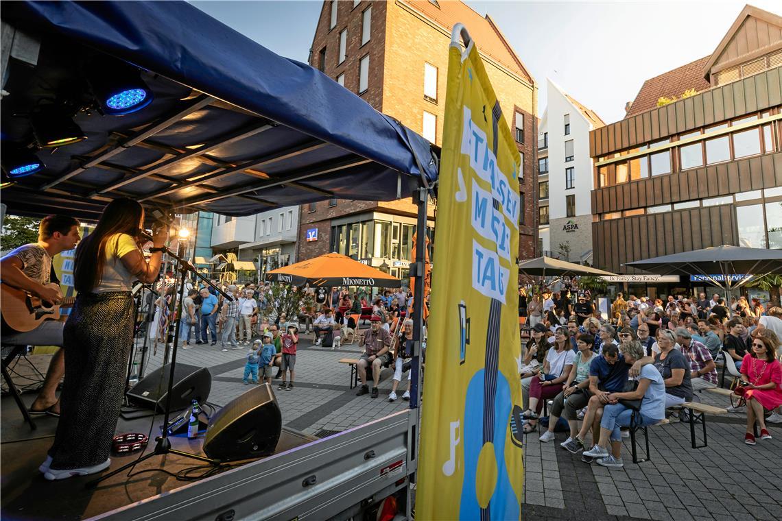 Selina Aladar und Chris Schwaderer treten zum Finale der Straßen-Musik-Tage vor der Sparkasse auf. Ein grandioser Abschluss. Straßenfest-Feeling kommt auf. Am Ende sind es rund 500 Besucherinnen und Besucher, die den lauen Sommerabend genießen. Foto: Alexander Becher