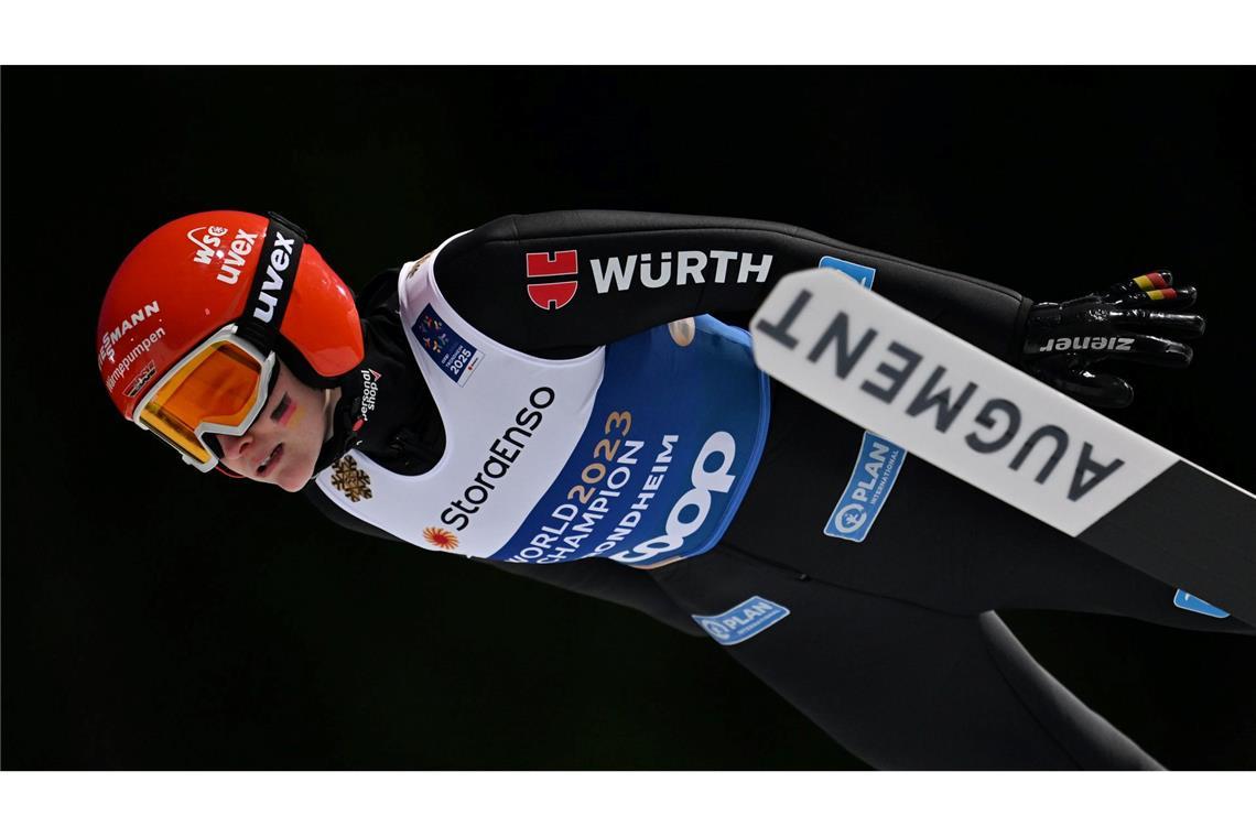 Springerinnen holen WM-Bronze - Verletzte Görlich jubelt mit Selina Freitag freut sich schon über ihre zweite Medaille bei dieser WM.