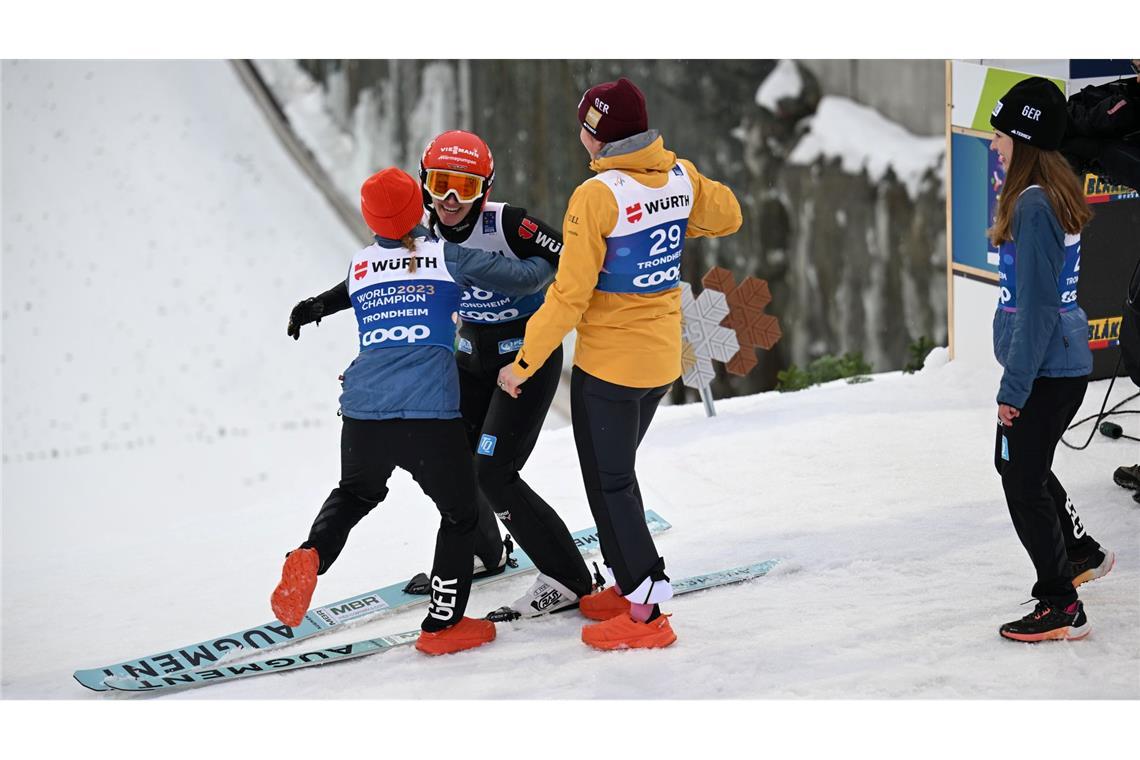 Mit "sieben Zwetschgen" zu WM-Silber: Freitag belohnt sich Selina Freitag wird von ihren Teamkolleginnen gefeiert.