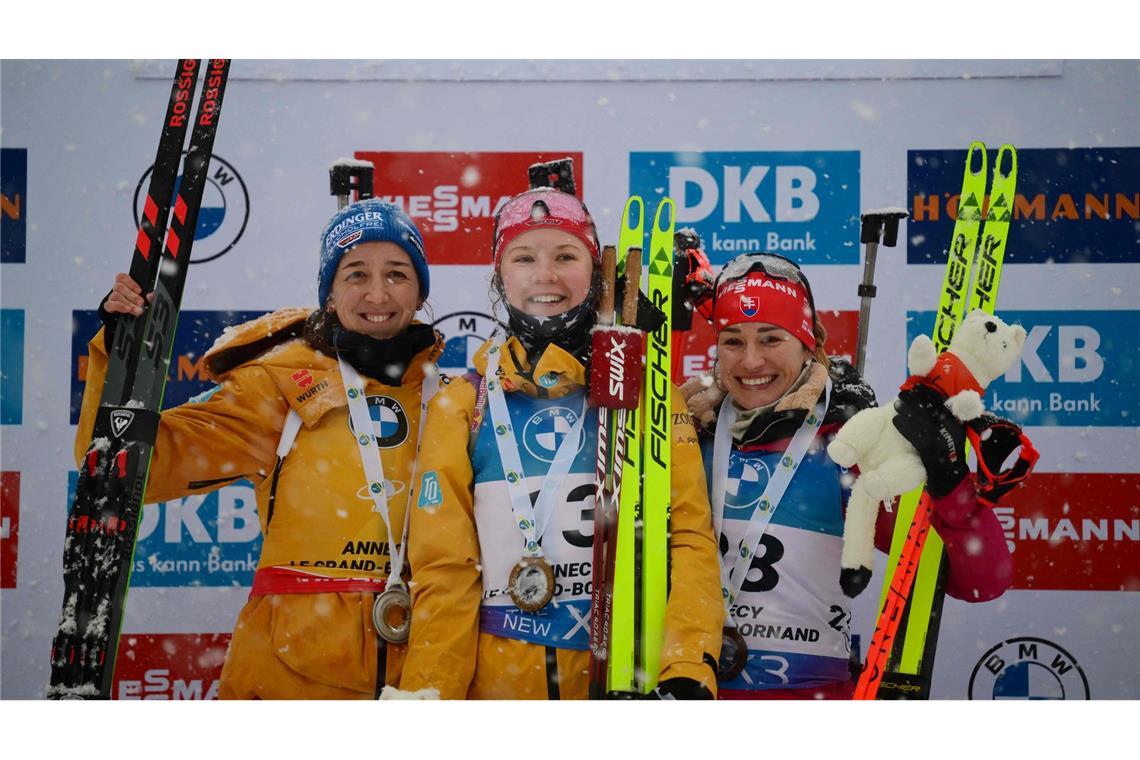 Grotian und Riethmüller: Neue Biathlon-Gesichter strahlen Selina Grotian (M) und Franziska Preuß (l) feiern einen Doppelsieg.