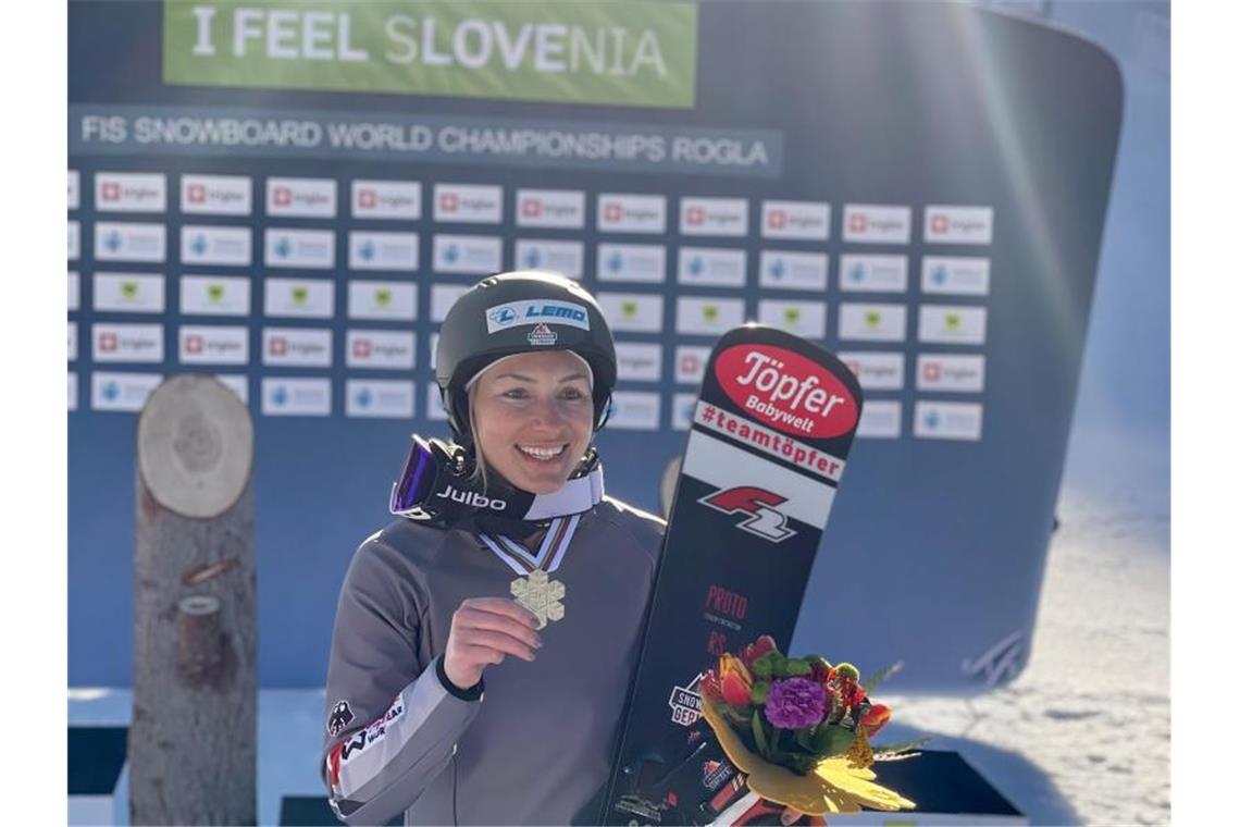 Selina Jörg posiert in Rogla mit ihrer Goldmedaille. Foto: C. Thiel/Snowboard Germany/dpa