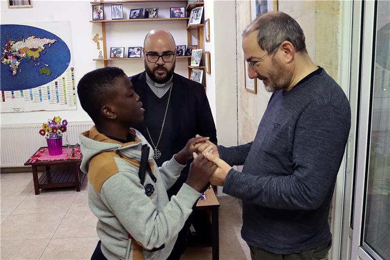 Selmar Ehmann (rechts) unterstützt den Institutsleiter Pfarrer Jamil Khadir in Jordanien bei seiner Arbeit mit hörbehinderten Kindern. Foto: Paulinenpflege