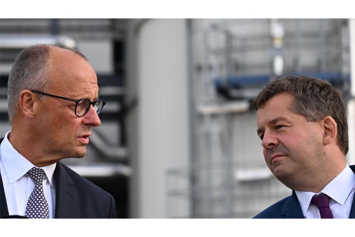 Seltenes Bild: Bundeskanzler Friedrich Merz (l, CDU) und Sven Schulze (CDU), Ministerpräsident von Sachsen-Anhalt, bei einem gemeinsamen Auftritt.