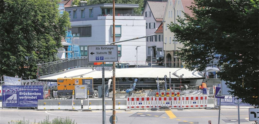 Seltsam deplatziert erscheint die Stahlkonstruktion derzeit noch. Das ändert sich heute im Laufe des Tages, dann wird das Bauwerk auf die 1,2 Meter tiefer liegenden Widerlager abgelassen. Foto: A. Becher