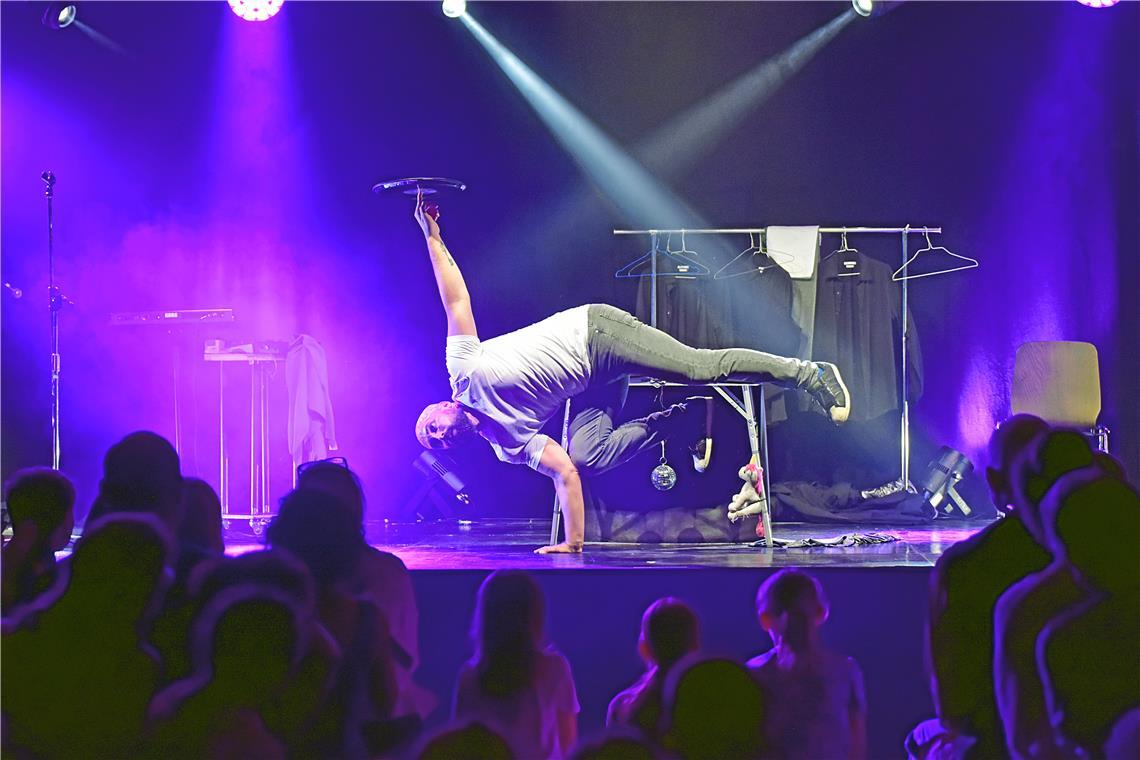 Semion Bazavlouk. Varieté mit der Artistik-Musik-Comedy-Gruppe Tridiculous auf d...