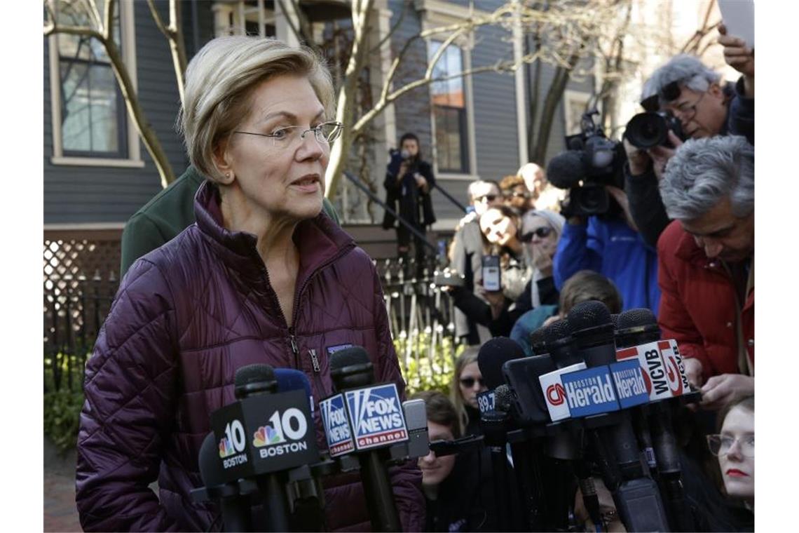 Senatorin Elizabeth Warren äußert sich vor ihrem Haus in Cambridge gegenüber Pressevertretern. Foto: Steven Senne/AP/dpa