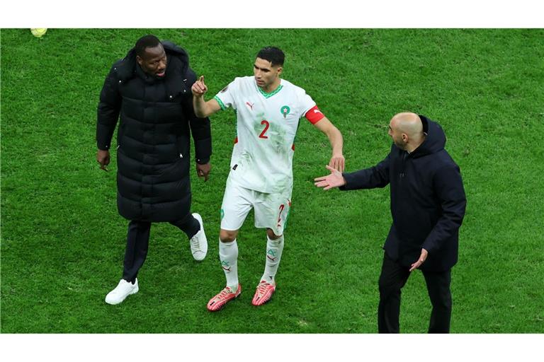 Senegals Cheftrainer Pape Thiaw (l) neben Marokkos Kapitän Achraf Hakimi.