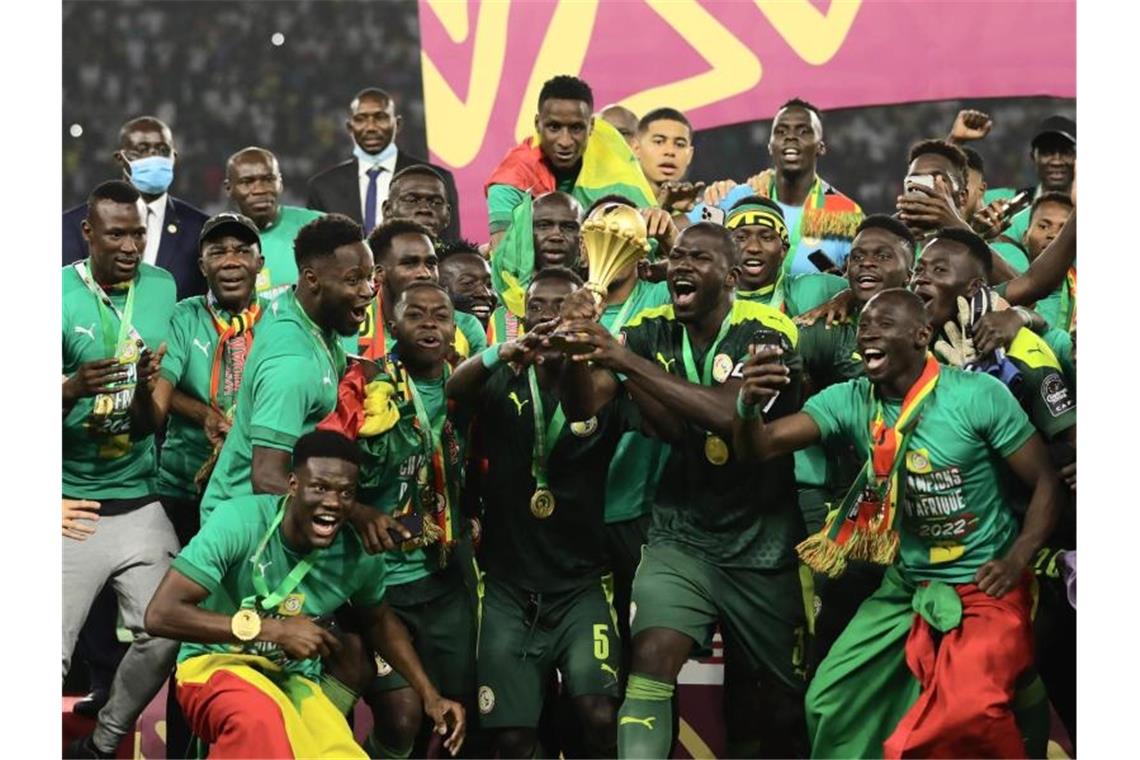 Senegals Spieler feiern mit dem Afrika Cup nach dem Sieg. Foto: Ayman Aref/dpa