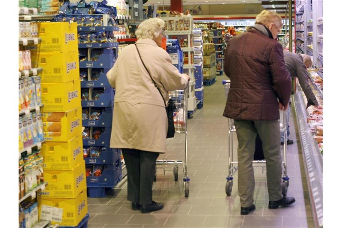 Senioren beim Einkauf im Supermarkt. Foto: picture alliance / dpa