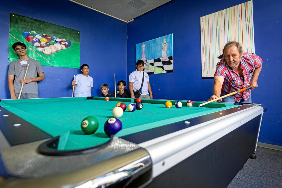 Senioren und Schüler spielen eine Runde Billard. Das soll den Austausch zwischen den Generationen fördern. Fotos: Alexander Becher