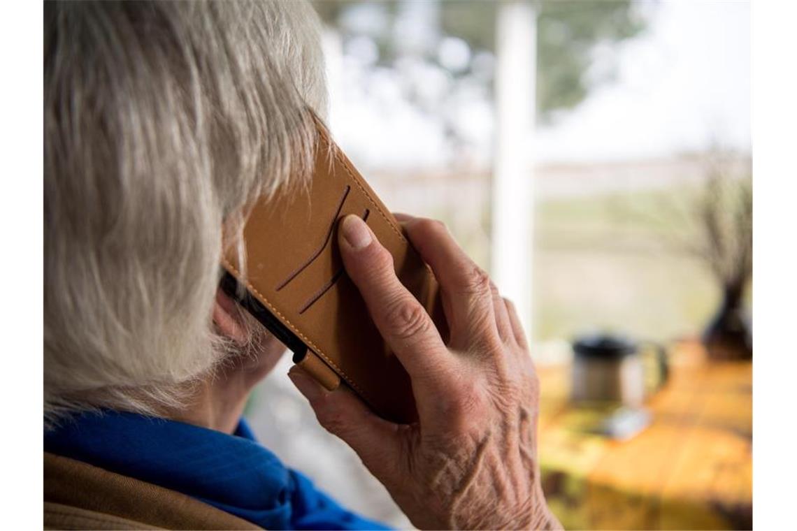 Seniorin am Telefon: Neben dem materiellen Schaden haben Anrufe für die Opfer auch häufig psychische Folgen. Foto: Sebastian Gollnow/dpa