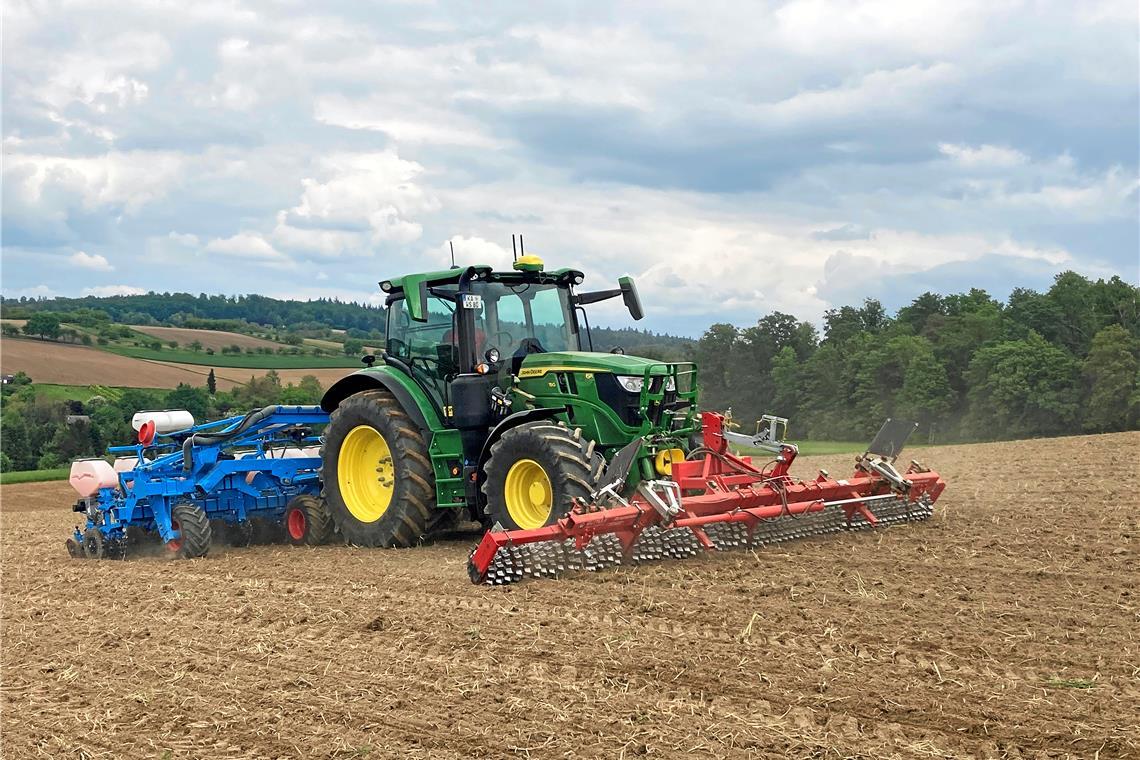 Rems-Murr-Kreis: So steht es um KI in der Landwirtschaft Sensoren werden auf den Dächern von Traktoren und/oder an der Fronthydraulik montiert und messen über unterschiedliche Verfahren den Boden und geben so vor, wie gefahren und wann gedüngt, gesät oder gedroschen wird. Fotos: Schwarz Landtechnik