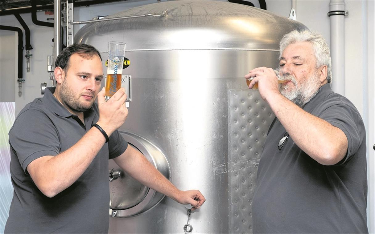 Sensorische Probe: Andreas (links) und Günter Huber prüfen beim Zwickeln Farbe, Geruch und Geschmack des Bieres im Gärtank. Fotos: J. Fiedler