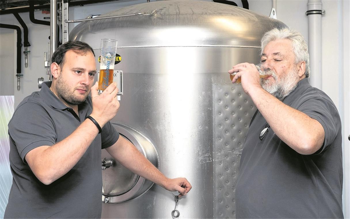 Bierige Genüsse in der Alten Schmiede Sensorische Probe: Andreas (links) und Günter Huber prüfen beim Zwickeln Farbe, Geruch und Geschmack des Bieres im Gärtank. Fotos: J. Fiedler