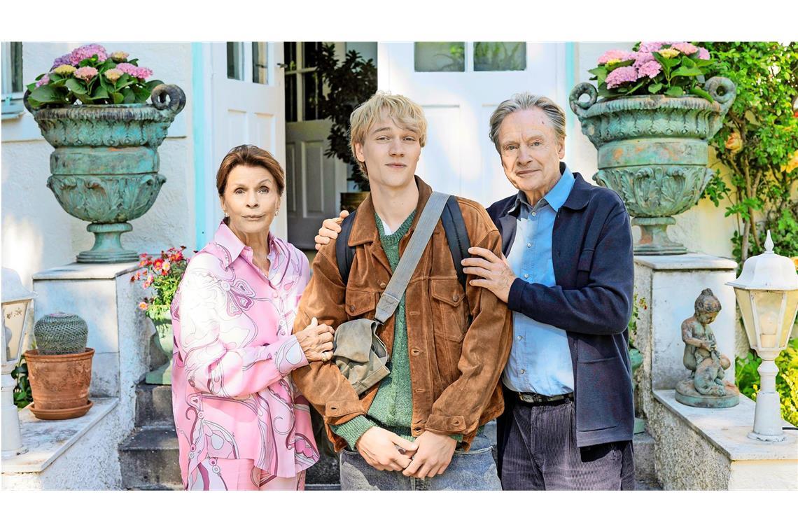 Senta Berger brilliert als Oma von Joachim (Bruno Alexander), der nun mit ihr und Opa und Ex-Philosophieprofessor, Hermann (Michael Wittenborn) zusammenwohnt. 

Foto: Komplizen Film / Doll Filmproduktion