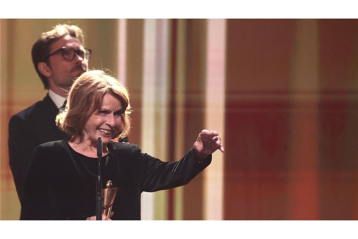 Senta Berger (vorne), Schauspielerin, erhält den Preis für die Beste Weibliche Hauptrolle.