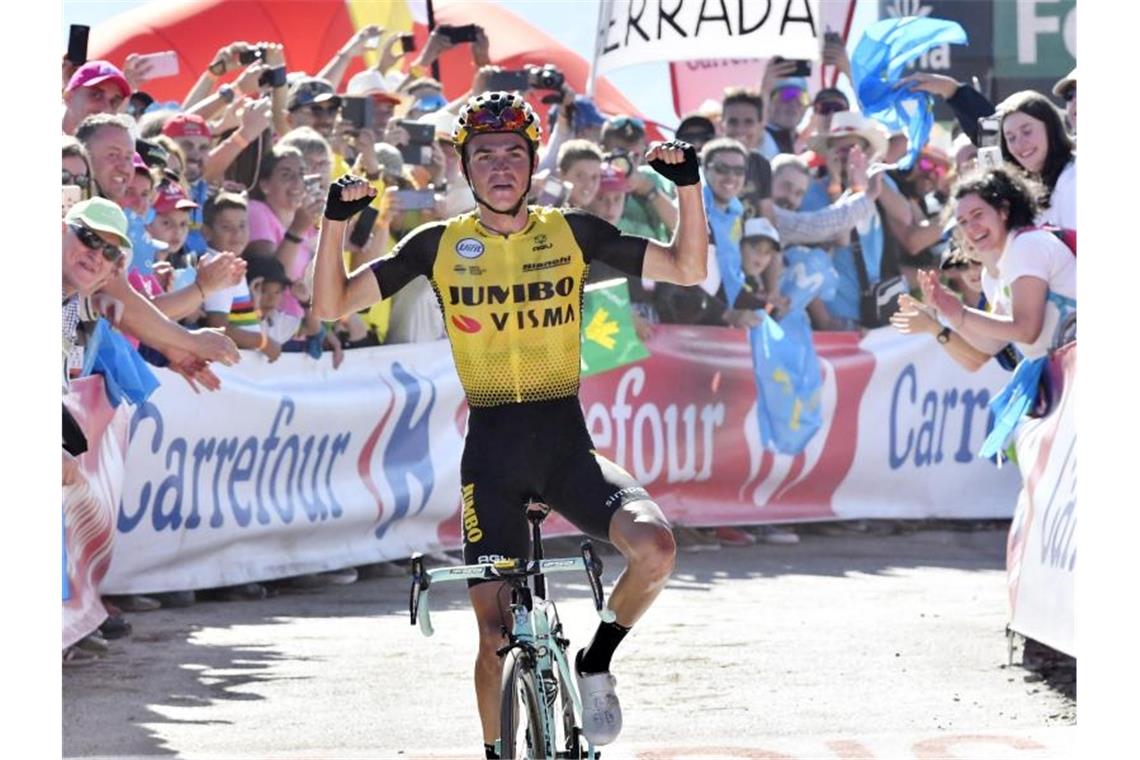 Sepp Kuss feiert seinen Solosieg auf der 15. Vuelta-Etappe. Foto: Yuzuru Sunada/BELGA