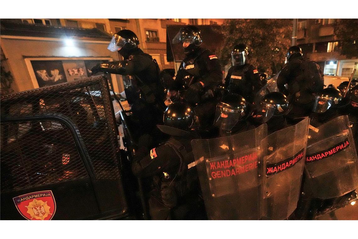 Serbische Gendarmeriebeamte jagen Demonstranten während einer Anti-Regierungs-Demonstration in Belgrad.