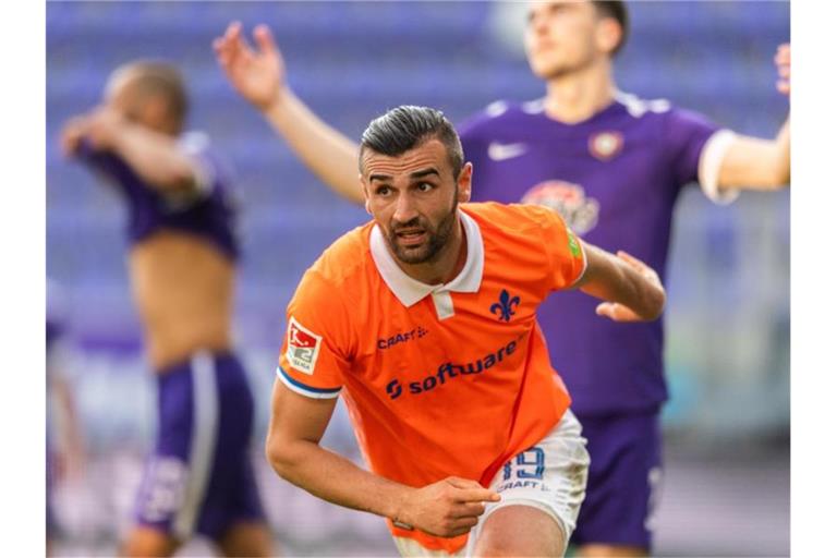 Serdar Dursun war mit zwei Toren Matchwinner beim Darmstädter Sieg in Aue. Foto: Robert Michael/dpa-Zentralbild - Pool/dpa