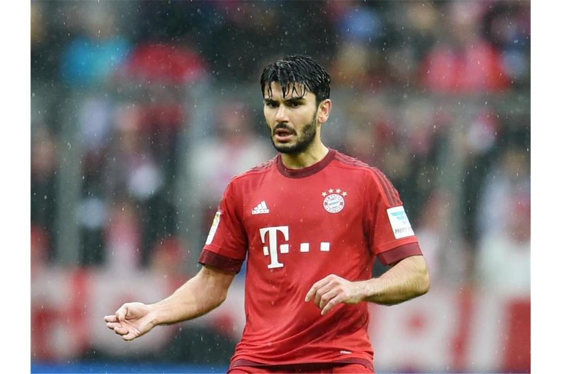 Ex-Nationalspieler Tasci: Nicht in der 2. Bundesliga spielen Serdar Tasci spielt den Ball. Foto: Tobias Hase/Archiv