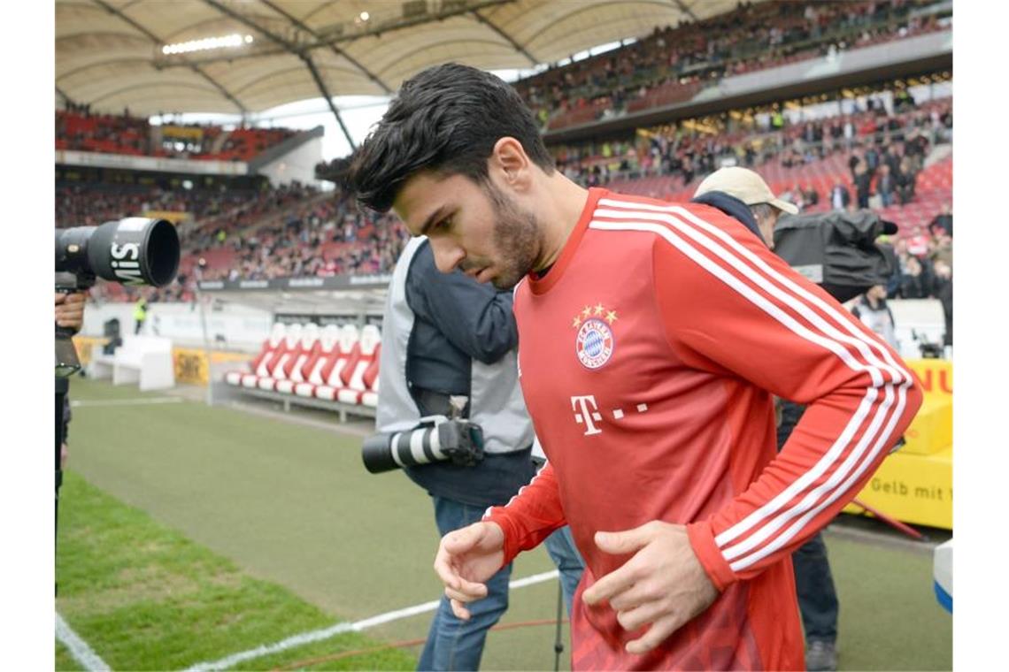 Serdar Tasci wärmt sich an der Seitenlinie auf. Foto: picture alliance / dpa/Archivbild