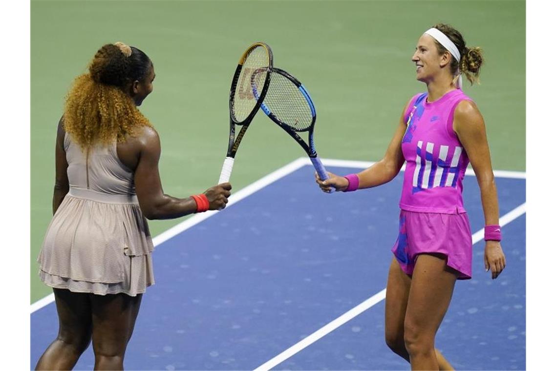 Williams verpasst Rekord - Finale Osaka gegen Asarenka Serena Williams (l) gratuliert Wiktoryja Asaranka zum Einzug ins US-Open-Endspiel. Foto: Seth Wenig/AP/dpa