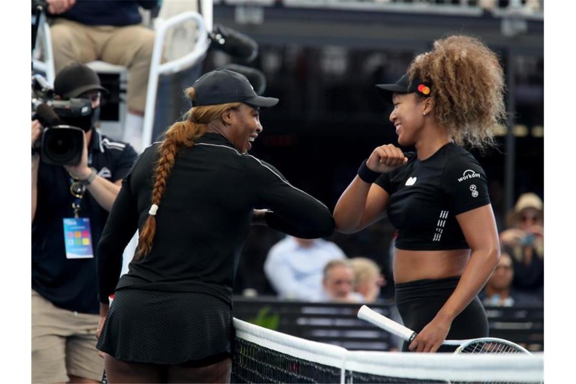 Zoobesuch und „paar Stunden ins Kasino“: Quarantäne beendet Serena Williams (l) und Naomi Osaka bestritten in Adelaide ein Showmatch. Foto: Kelly Barnes/AAP/dpa