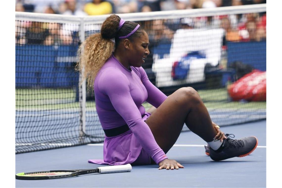 Serena Williams musste sich zu Anfang des zweiten Satzes nach einer Verletzung behandeln lassen. Foto: Sarah Stier/FR171690 AP