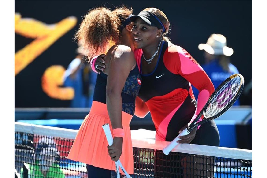 Serena Williams (r) und Naomi Osaka bei den Australian Open im Februar 2021. Foto: Dave Hunt/AAP/dpa