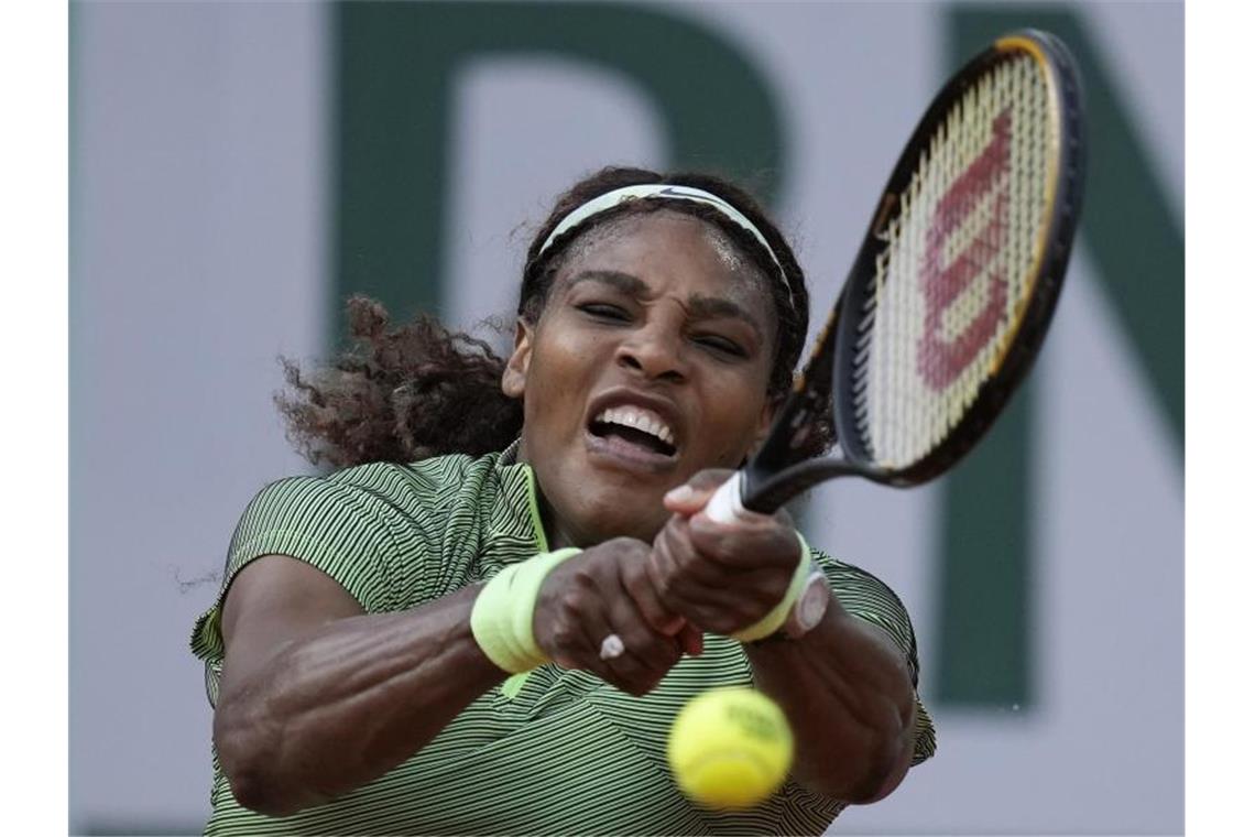 Serena Williams unterlag im Achtelfinale von Paris der Kasachin Jelena Rybakina mit 3:6, 5:7. Foto: Thibault Camus/AP/dpa