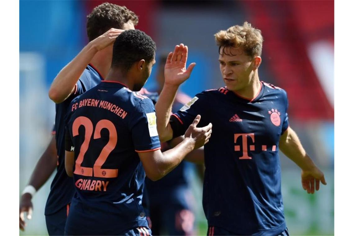 Serge Gnabry (l) jubelt über seinen Treffer zum 3:1 für Bayern München gegen Bayer Leverkusen mit seinem Teamkollegen Joshua Kimmich. Foto: Matthias Hangst/Getty Images Europe/Pool/dpa