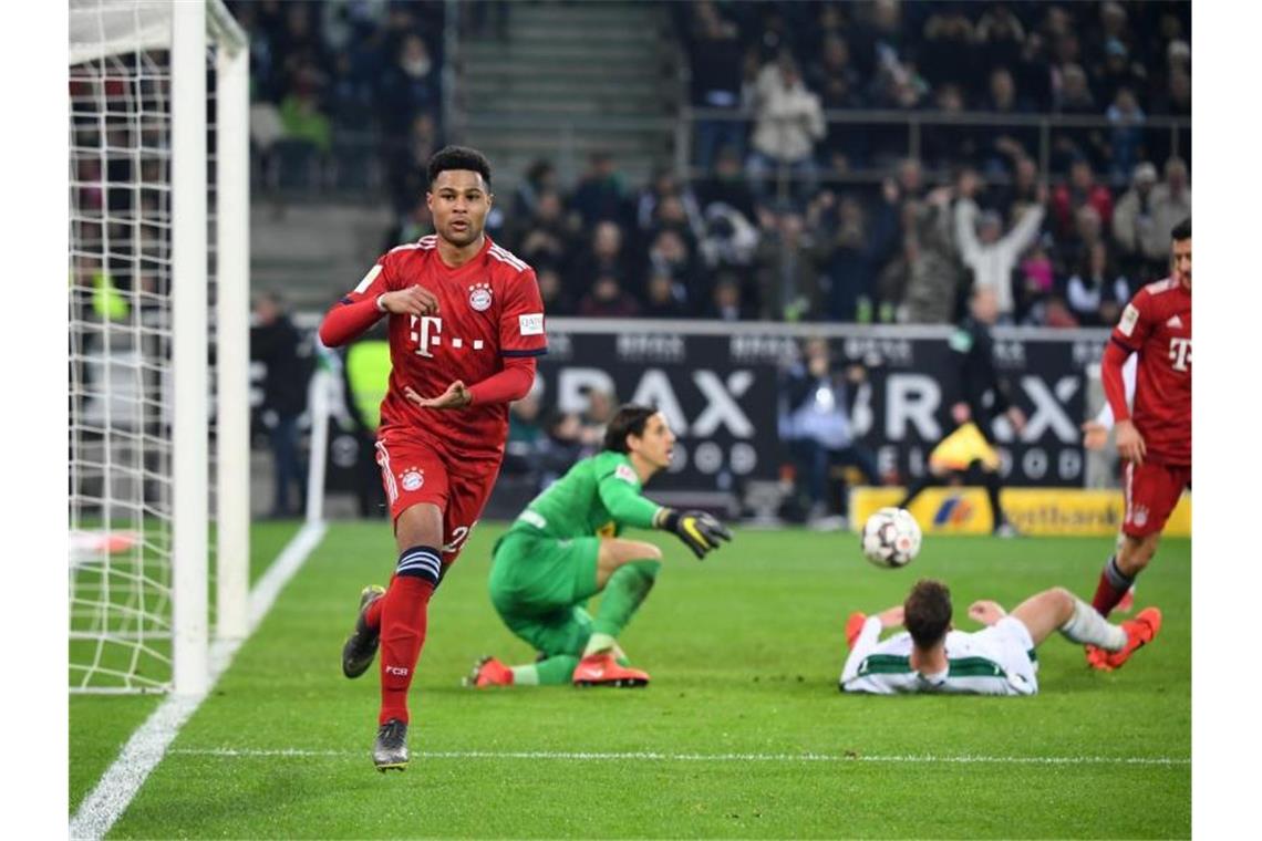 Bundesliga-Klassiker in Gladbach, Wiedersehen in Leipzig Serge Gnabry (l) möchte mit dem FC Bayern München wieder bei Borussia Mönchengladbach jubeln. Foto: Ina Fassbender/dpa