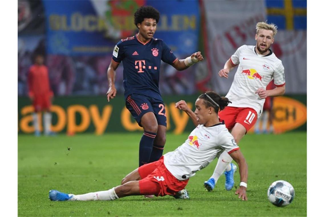 Serge Gnabry (l) wird beim FC Bayern München von Beginn an spielen. Foto: Hendrik Schmidt