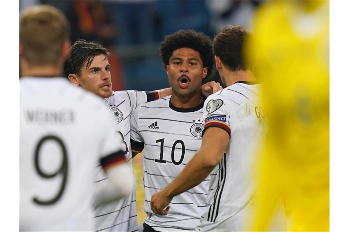 Später Sieg: Flicks Nationalteam ringt Rumänien nieder Serge Gnabry (M) erzielte den Ausgleich für die DFB-Elf. Foto: Marcus Brandt/dpa