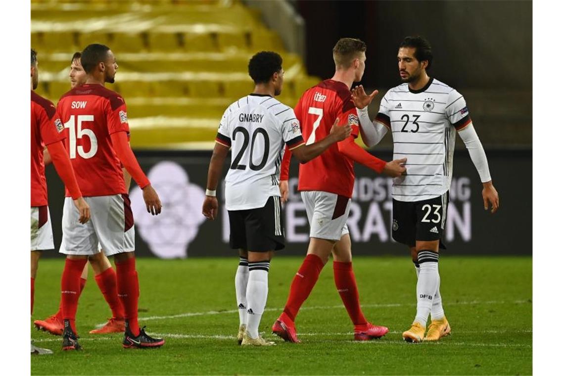 Serge Gnabry (M) rettet der dem DFB-Team mit seinem Tor einen Punkt gegen die Schweiz. Foto: Federico Gambarini/dpa