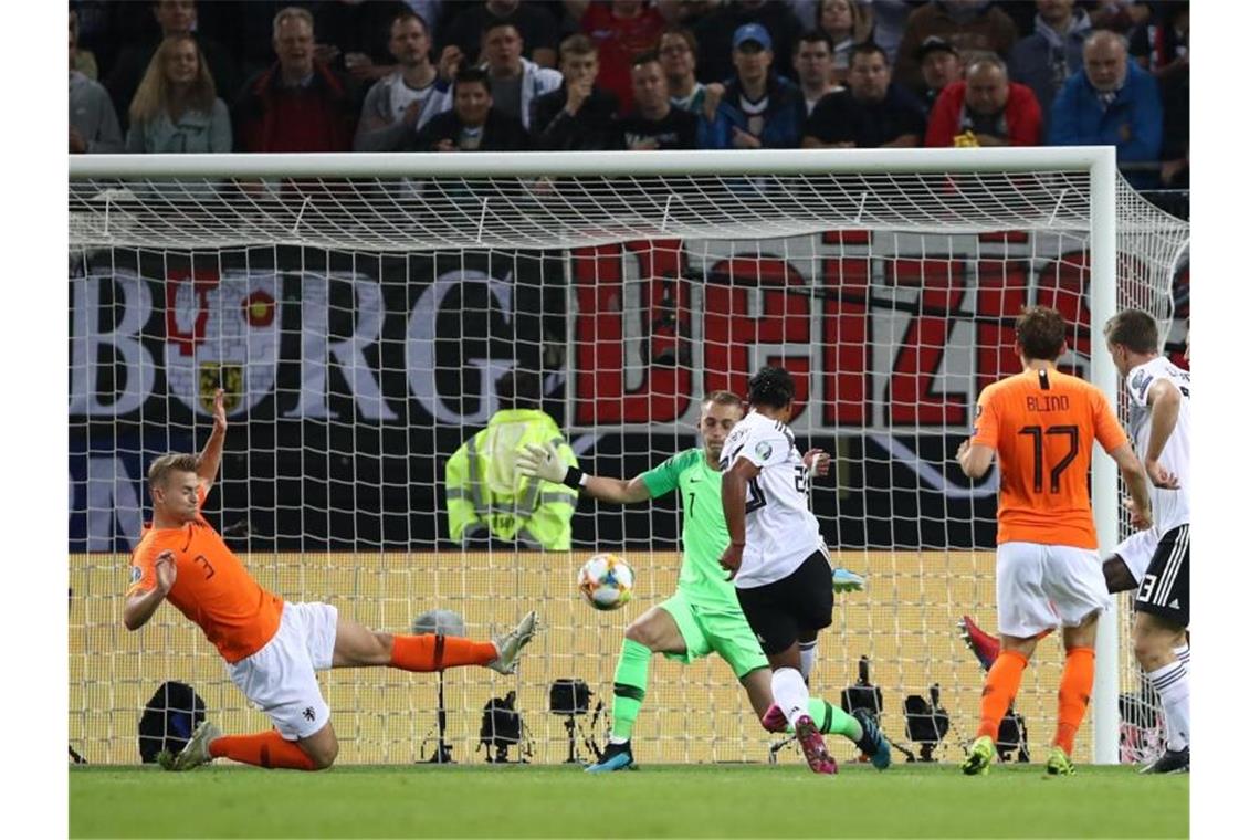 DFB-Dämpfer im Prestige-Duell: Niederlande nimmt Revanche Serge Gnabry (M.) traf zum 1:0. Foto: Christian Charisius