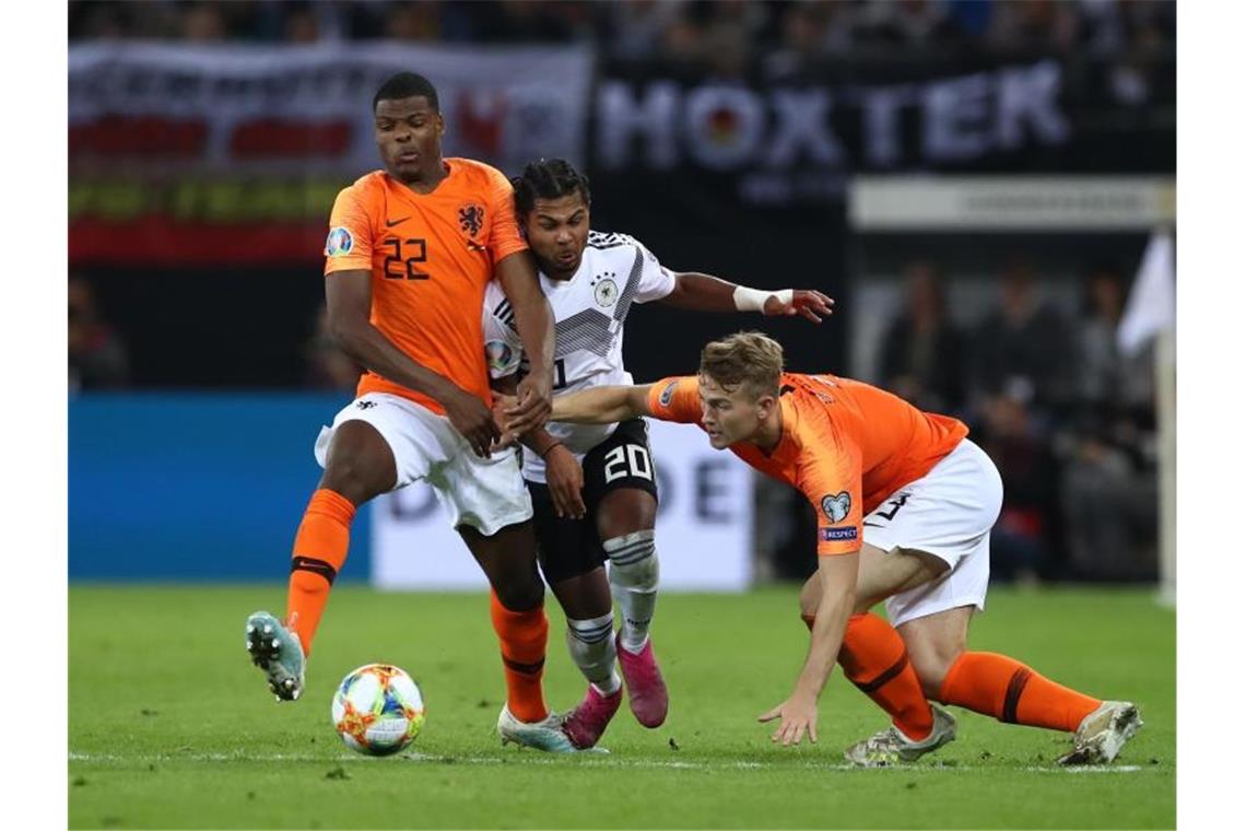 Serge Gnabry (M.) wird von Denzel Dumfries (l) und Matthijs de Ligt in die Zange genommen. Foto: Christian Charisius