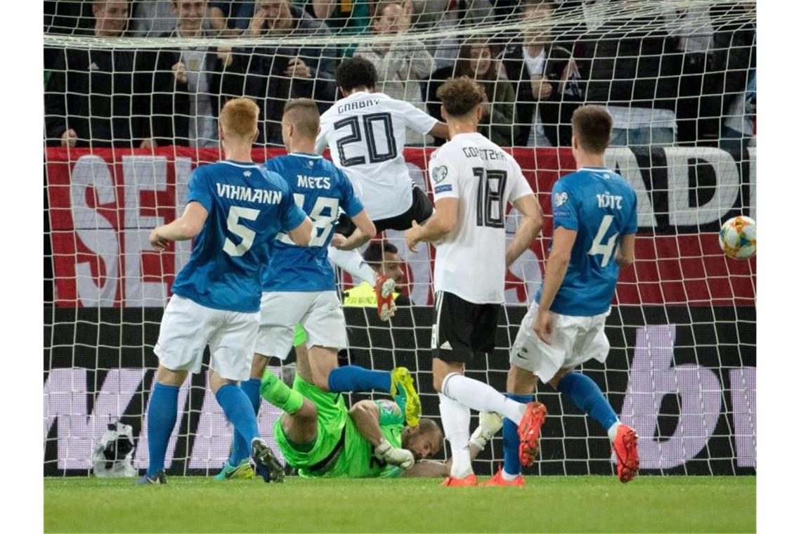 DFB-Team mit Schützenfest in den Urlaub - Sorgs Super-Woche Serge Gnabry (oben M/20)) erzielt für Deutschland das Tor zum 6:0. Foto: Federico Gambarini