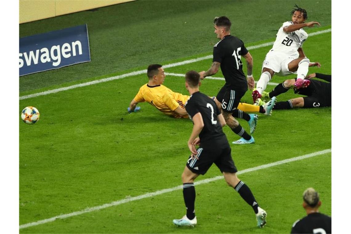 Serge Gnabry (r) trifft zum 1:0 für das DFB-Team. Foto: Christian Charisius/dpa