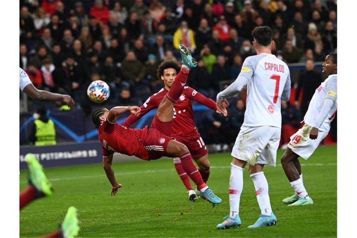 Serge Gnabry scheitert mit einem Fallrückzieher aufs Tor der Gastgeber. Foto: Sven Hoppe/dpa