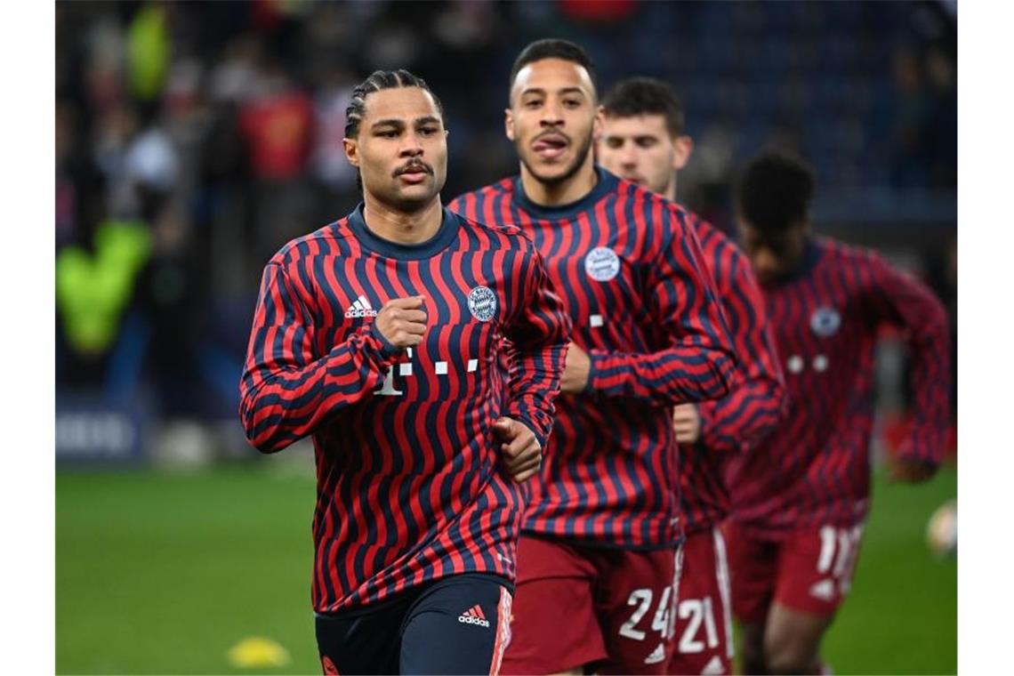 Serge Gnabry und Corentin Tolisso wärmen sich vor dem Spiel in Salzburg auf. Foto: Sven Hoppe/dpa