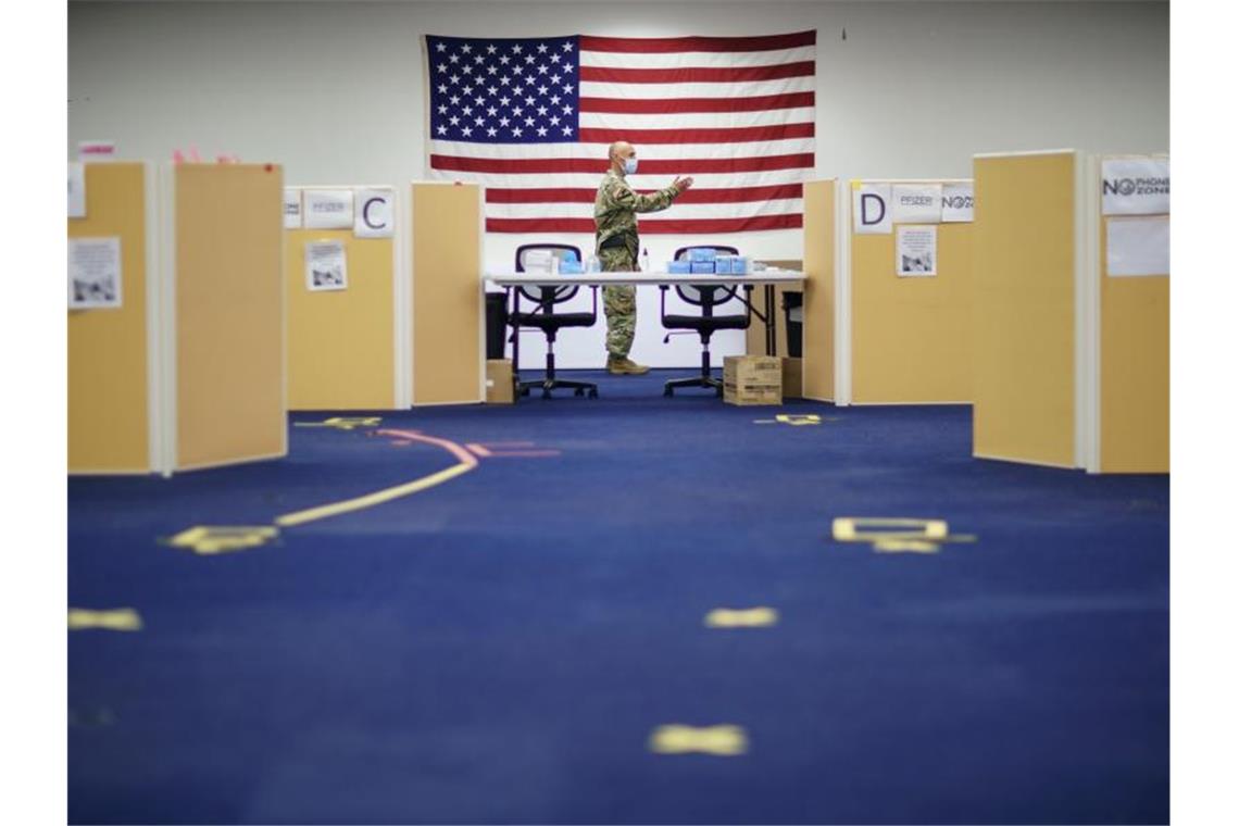 Sergeant First Class Joseph Griego von der Army National Guard arbeitet in der Corona-Impfstelle am ehemaligen Hauptsitz der Citizens Bank. Foto: David Goldman/AP/dpa