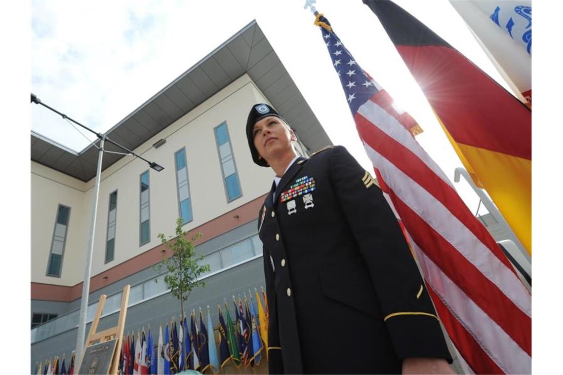 Sergeant Raelyn Meisenbach aus Pittsburgh (Pennsylvania) steht vor dem neuen Europa-Hauptquartier der US-Armee in Wiesbaden-Erbenheim. Foto: Arne Dedert