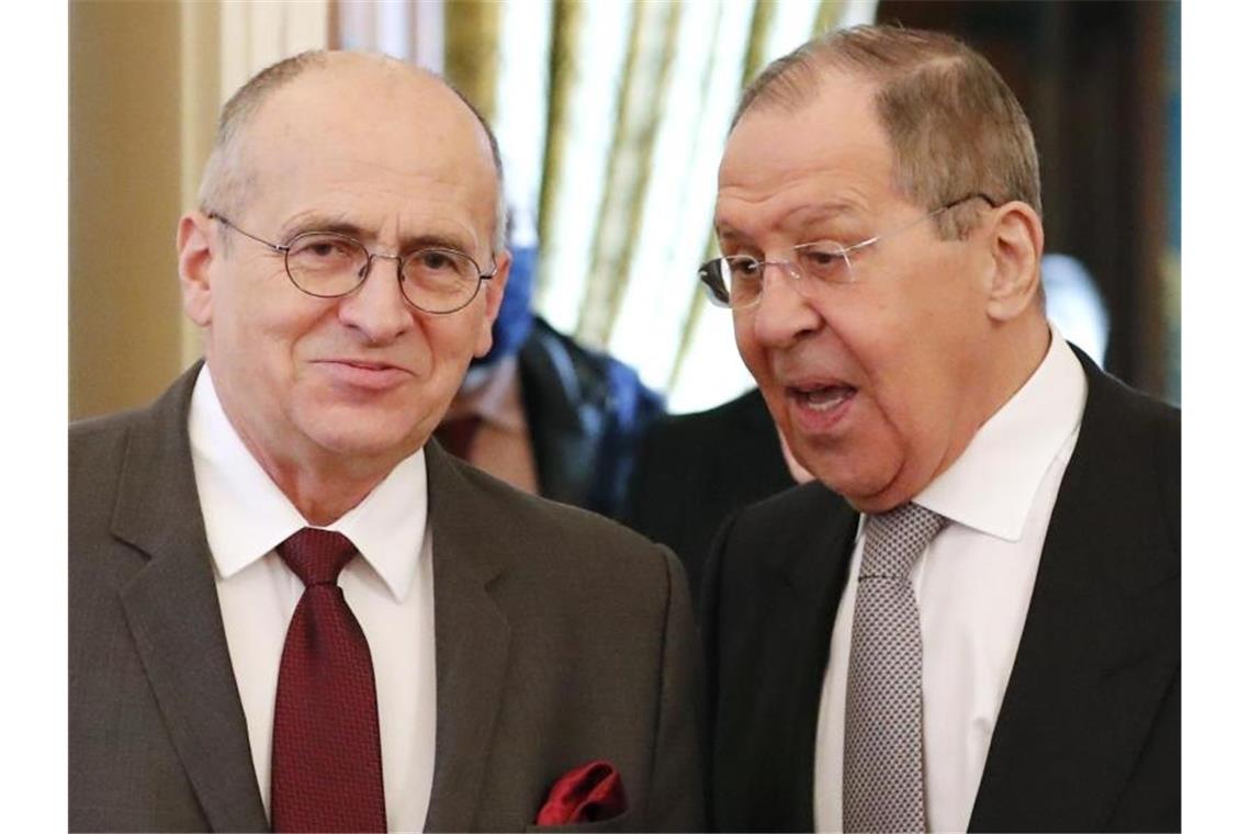 Russland zeigt sich gesprächsbereit mit dem Westen Sergei Lawrow (r), Außenminister von Russland, spricht mit Zbigniew Rau, Außenminister von Polen und amtierender OSZE-Vorsitzender, während eines Treffens. Foto: Shamil Zhumatov/Pool Reuters/AP/dpa
