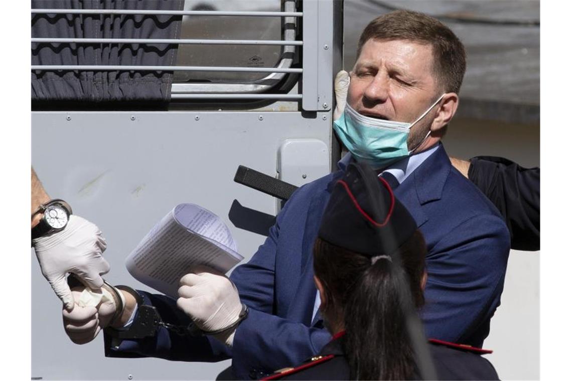 Sergej Furgal, Gouverneur von Chabarowsk, wird aus einem Gerichtssaal in Moskau geführt. Foto: Alexander Zemlianichenko/AP/dpa